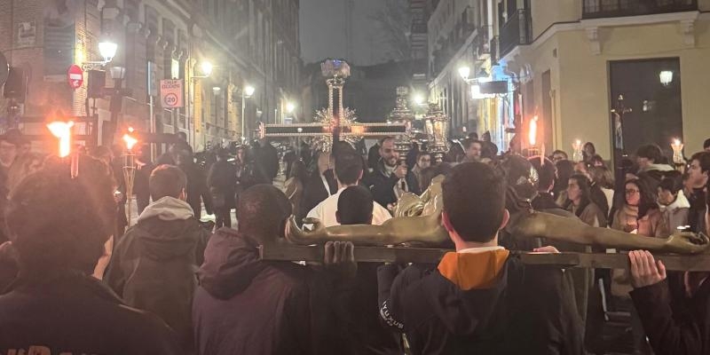 Via Crucis: los j&oacute;venes de Madrid salen a la calle para &laquo;llevar entre todos la &uacute;nica Cruz&raquo;