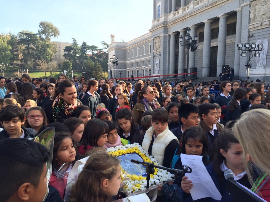 Los ni&ntilde;os le llevan flores a la Almudena y le piden que &laquo;le cuente a Jes&uacute;s cosas bonitas de nosotros&raquo;