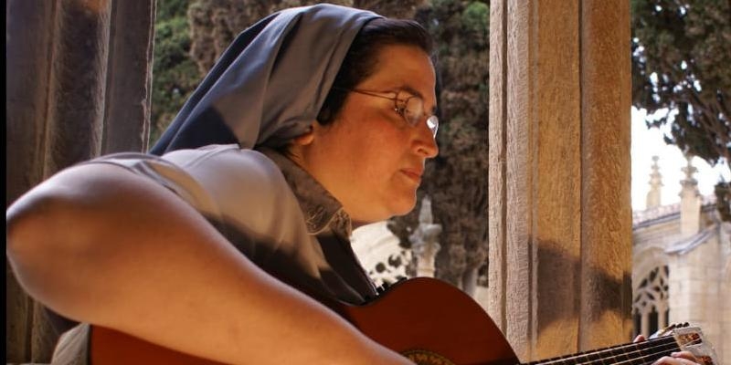 Nuestra Señora del Pilar de Campamento acoge un concierto-oración de la hermana Glenda