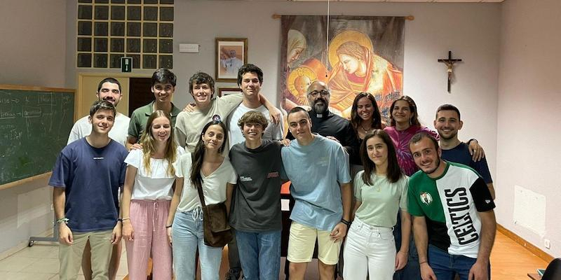 En la imagen, parte del grupo de jóvenes que van a ir a Calcuta, con el vicario parroquial, Alejandro Ruiz-Mateos