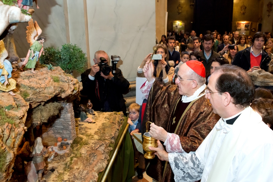 El cardenal Osoro bendice el tradicional bel&eacute;n de la bas&iacute;lica pontificia San Miguel