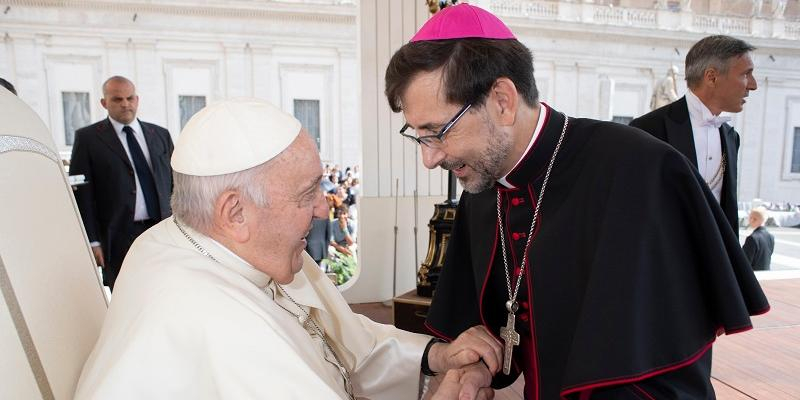 Monseñor José Cobo recibe el palio episcopal de manos del Papa