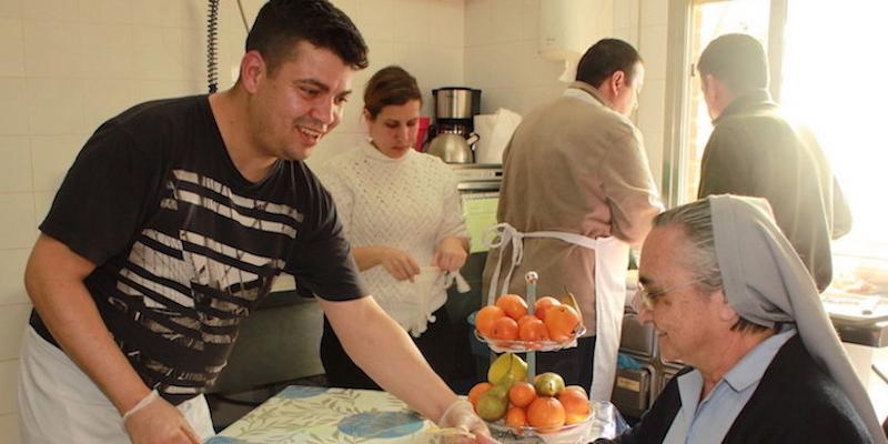 La casa de acogida de C&aacute;ritas Madrid vive la Semana Santa de manera especial