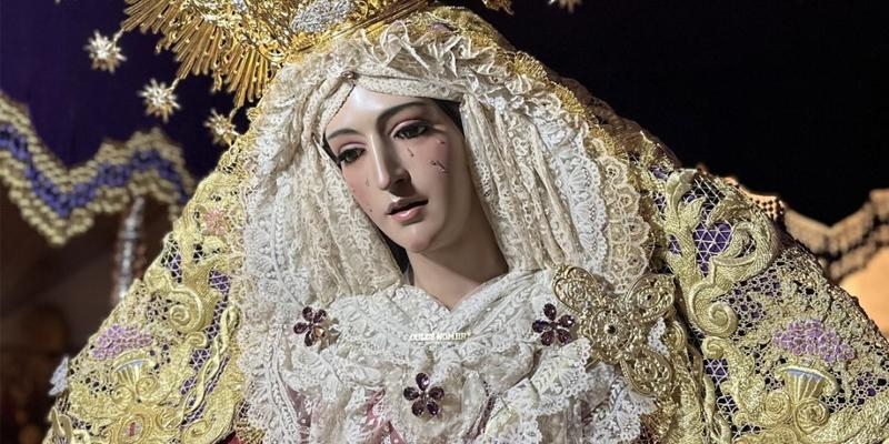 María Santísima del Dulce Nombre en su Soledad estrena rosario de coral para su salida procesional con Jesús El Pobre