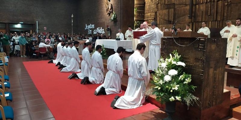 Cardenal Osoro a los nuevos diáconos jesuitas: «Nunca os desentendáis de las situaciones de los hombres»