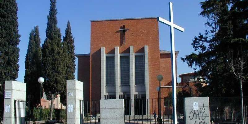 El vicario episcopal de la II administra el sacramento de la Confirmación en Encarnación del Señor