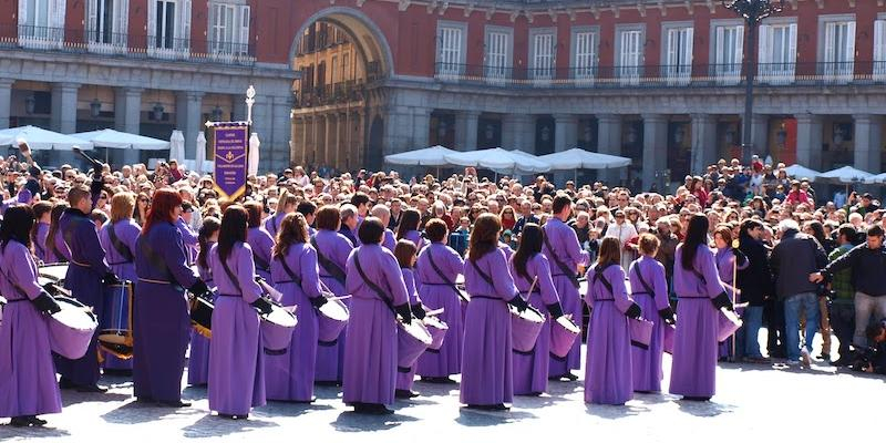 La tradicional tamborrada pone fin a la Semana Santa madrileña en el Domingo de Resurrección