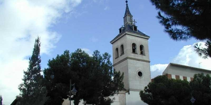 Monse&ntilde;or Mart&iacute;nez Camino administra el sacramento de la Confirmaci&oacute;n en San Pedro Ap&oacute;stol de Alcobendas