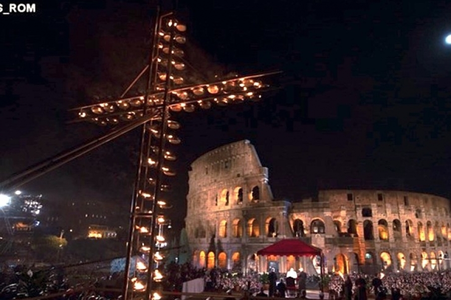 Migrantes, ni&ntilde;os abusados y familias rotas en el centro del V&iacute;a Crucis