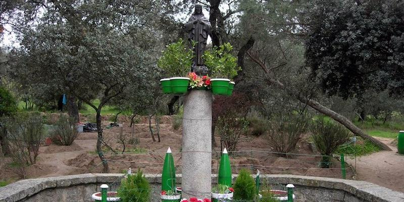 Fray Jes&uacute;s M&ordf; Jim&eacute;nez celebra una Eucarist&iacute;a ante el monumento al Sagrado Coraz&oacute;n de Jes&uacute;s en la Casa de Campo