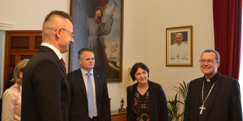 El obispo auxiliar Jes&uacute;s Vidal se re&uacute;ne con P&eacute;ter Szijj&aacute;rt&oacute;, ministro de Asuntos Exteriores de Hungr&iacute;a