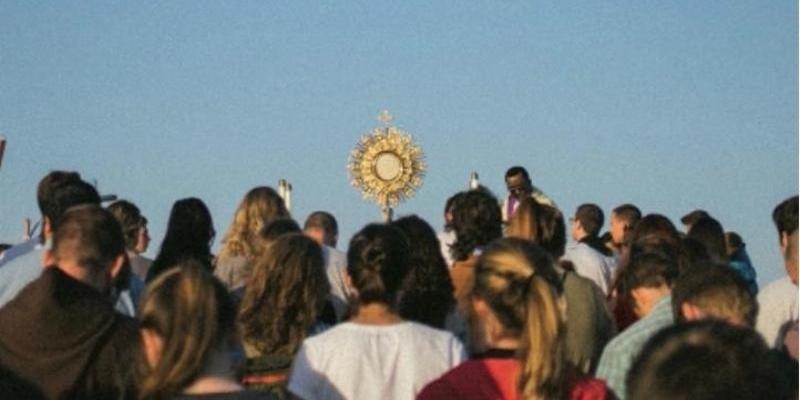 Bautismo del Señor organiza una adoración eucarística para jóvenes