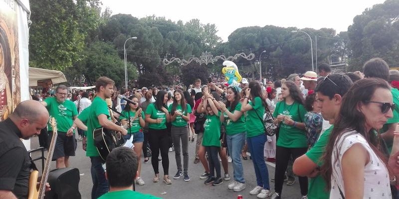 Jóvenes voluntarios de la Vicaría VI colaboran en las actividades que se celebrarán en la pradera en honor a san Isidro Labrador