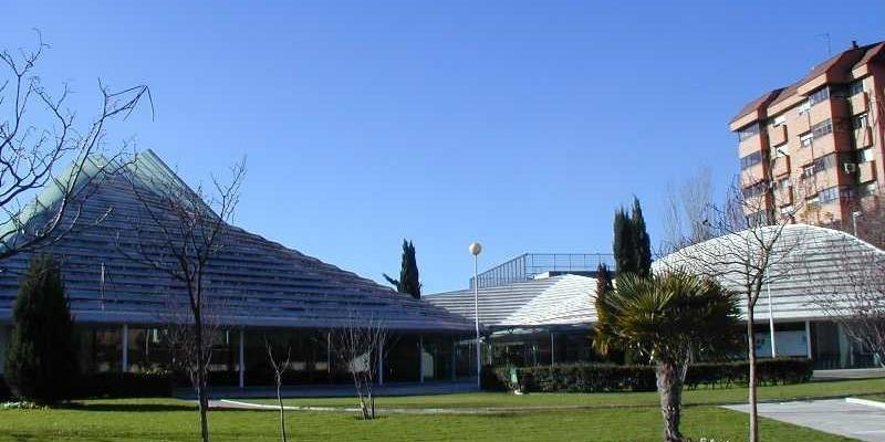 El padre Ángel Camino administra el sacramento de la Confirmación en Santa Teresa de Jesús de Tres Cantos