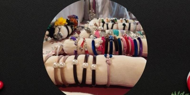 La creadora Zaltris dona productos para el mercadillo solidario a favor de la residencia parroquial de Torrelodones