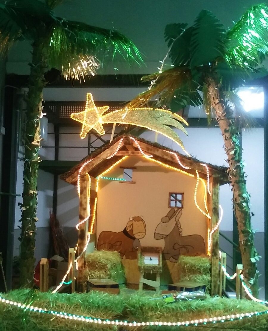 Los fieles de Alpedrete participan en la cabalgata con una carroza de la Sagrada Familia