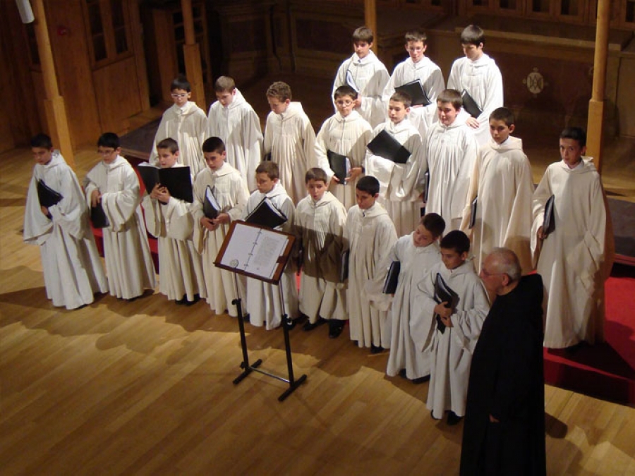 La Escolan&iacute;a canta en la Misa del Valle en la solemnidad de Todos los Santos