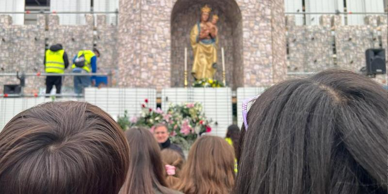 Los niños y niñas también se acercan a la Virgen de la Almudena