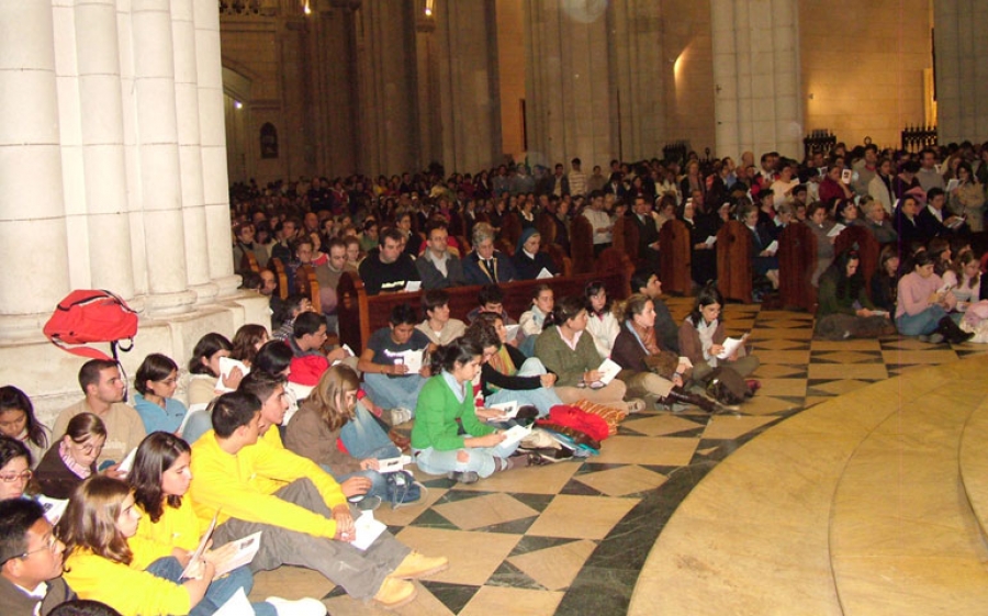 Vigilia de oración de los jóvenes con el arzobispo en la catedral de la Almudena