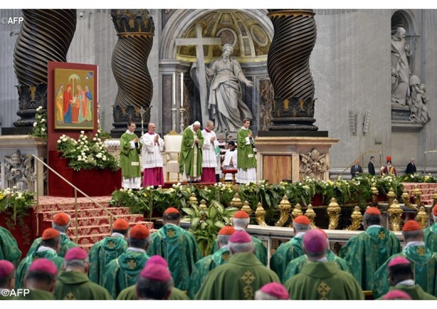 «¡Ánimo, levántate!» Con la invitación del Evangelio el Papa clausura el Sínodo