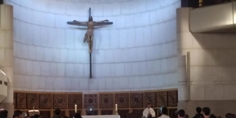 Monseñor Martínez Camino administra el sacramento de la Confirmación a alumnos del Colegio CEU Claudio Coello