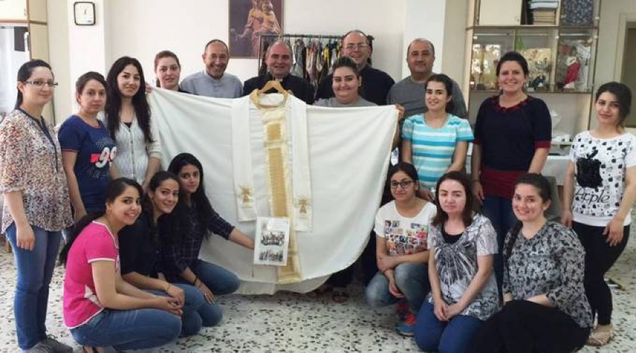 Refugiadas de Irak hacen bella casulla con tela reciclada para el Papa Francisco