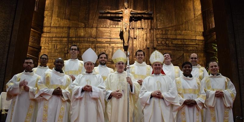 El arzobispo a los nuevos di&aacute;conos jesuitas: &laquo;Sois servidores del Evangelio por pura gracia&raquo;