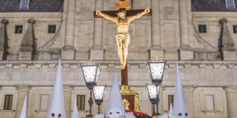 La hermandad del Sant&iacute;simo Cristo de la Buena Muerte inaugura los desfiles procesionales de la Semana Santa en San Lorenzo de El Escorial