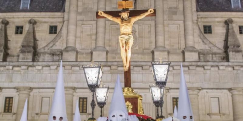 La hermandad del Santísimo Cristo de la Buena Muerte inaugura los desfiles procesionales de la Semana Santa en San Lorenzo de El Escorial