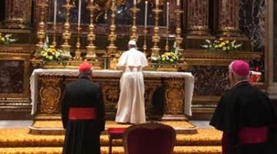 El Papa reza en Santa María la Mayor para encomendar su viaje a Myanmar y Bangladesh