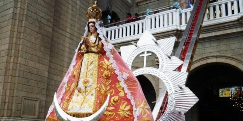 Gloria Vásquez, Hermana Mayor de Virgen de la Puerta: «En estas fiestas nos unimos a nuestros familiares y hermanos peruanos arropados por nuestra comunidad parroquial Virgen de los Llanos»