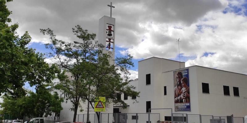 Juan Pedro Gutiérrez administra el sacramento de la Confirmación en Buen Pastor de Vallecas