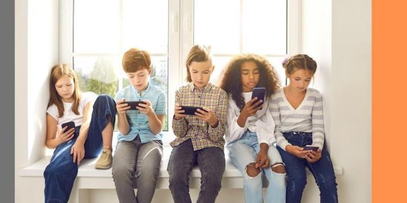 Santa Teresa Benedicta de la Cruz analiza en su Escuela de padres el uso de los dispositivos m&oacute;viles