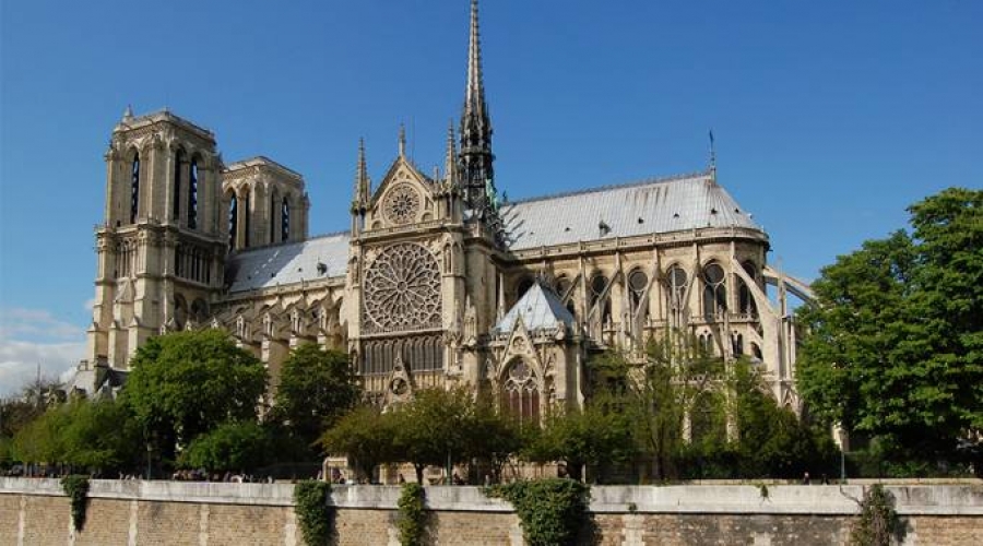 Francia: Hallan coche con material explosivo cerca a Catedral de Notre Dame