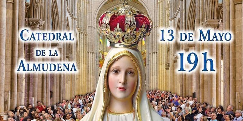 El obispo auxiliar de Madrid, José Antonio Álvarez, preside una misa en la catedral de la Almudena, en la festividad de la Virgen de Fátima