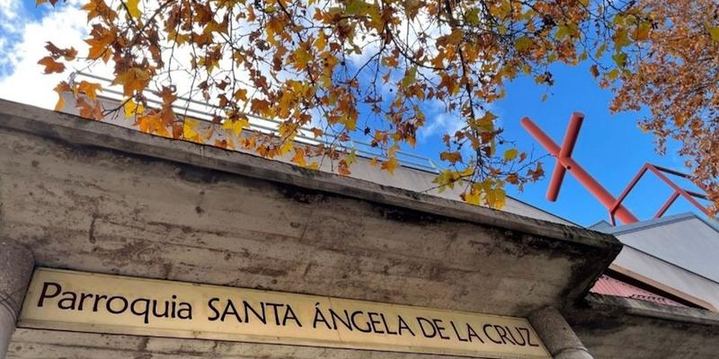 El vicario episcopal de la VIII administra el sacramento de la Confirmación en Santa Ángela de la Cruz