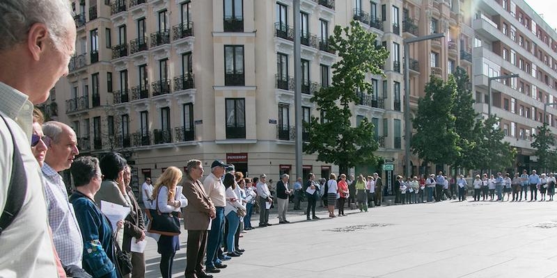 La plaza del ayuntamiento de San Sebasti&aacute;n de los Reyes acoge un c&iacute;rculo de silencio