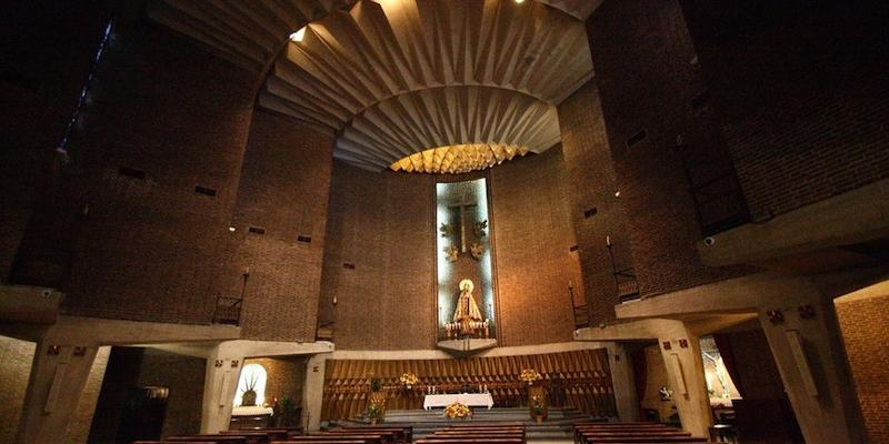 El vicario episcopal de la II administra el sacramento de la Confirmación en Santa María del Monte Carmelo