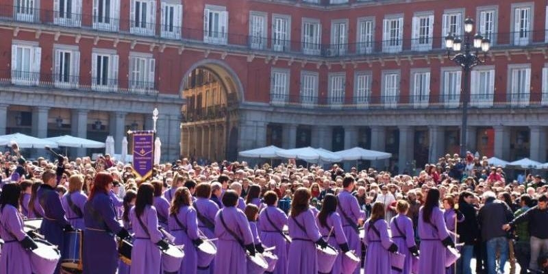 La tamborrada en la Plaza Mayor pone fin a la Semana Santa en Madrid
