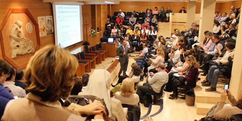 Los padres y madres de la concertada de Escuelas Cat&oacute;licas de Madrid (ECM) se movilizan en un acto a favor de la Constituci&oacute;n y de la Libertad de Ense&ntilde;anza