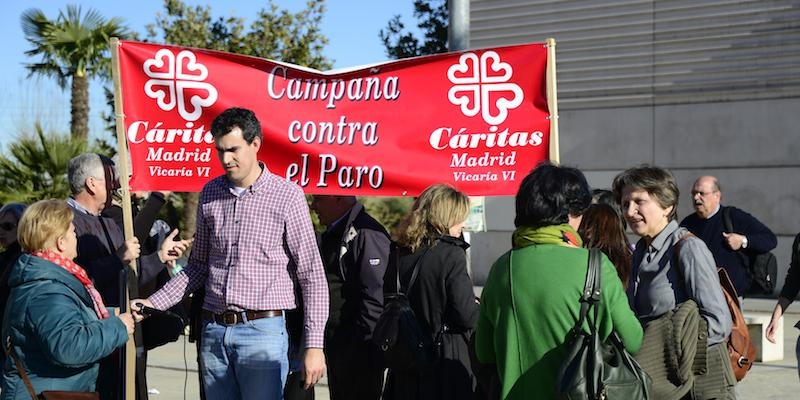 La plaza Elíptica acoge un círculo de silencio de Cáritas Vicaría V y VI con motivo de la campaña contra el paro 2019