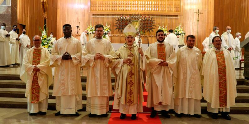 El arzobispo a los nuevos salesianos ordenados: &laquo;El buen pastor da la vida, no abandona a los j&oacute;venes&raquo;