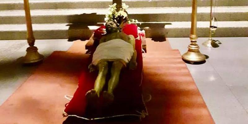 Santa Mar&iacute;a la Antigua de Vic&aacute;lvaro procesiona en el Triduo Pascual con el Cristo Yacente y la Virgen de los Dolores