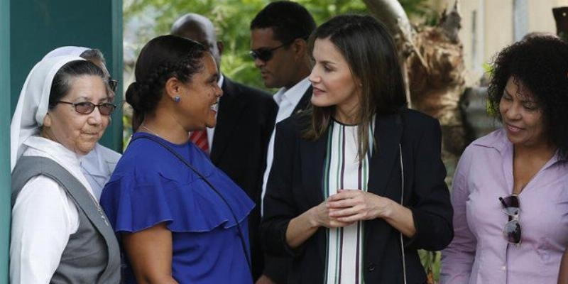 La Reina Letizia se re&uacute;ne en Rep&uacute;blica Dominicana con el referente de C&aacute;ritas Espa&ntilde;ola y con otras ONG