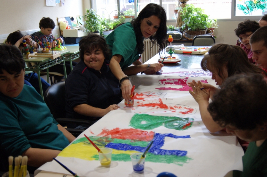 El arzobispo visita la sede de la Fundaci&oacute;n ANDE