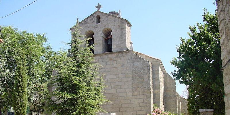 Una mujer recibe los sacramentos de la iniciaci&oacute;n cristiana en San Bartolom&eacute; Ap&oacute;stol de Fresnedillas de la Oliva