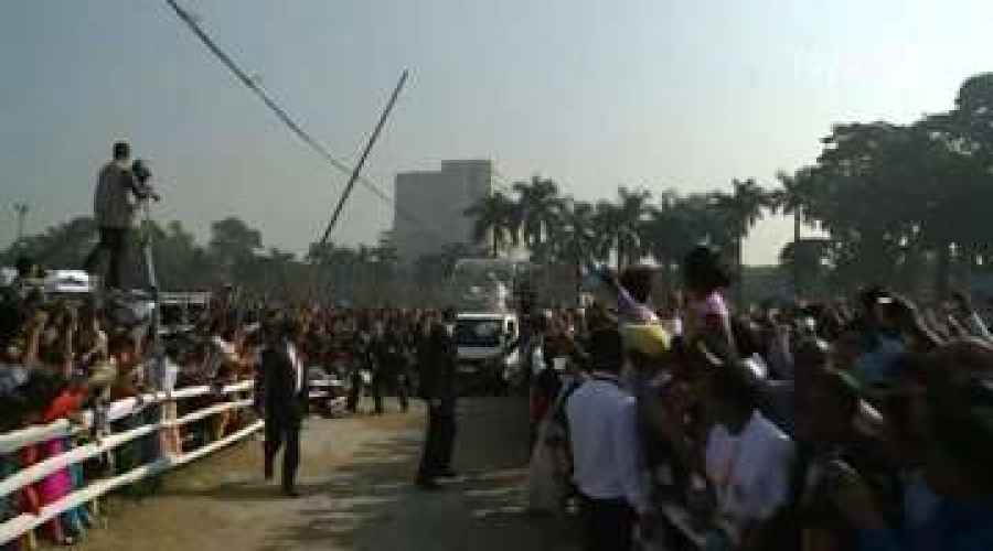 Poste eléctrico a punto de caer sobre el Papa Francisco en Bangladesh