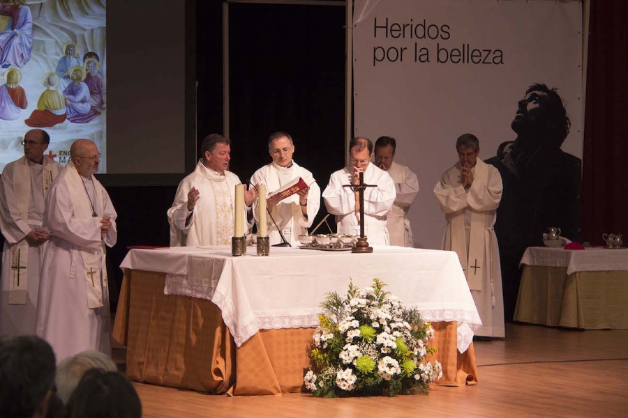 Monse&ntilde;or Mart&iacute;nez Camino: &laquo;No hay verdadera belleza sin la herida abierta del costado de Cristo&raquo;