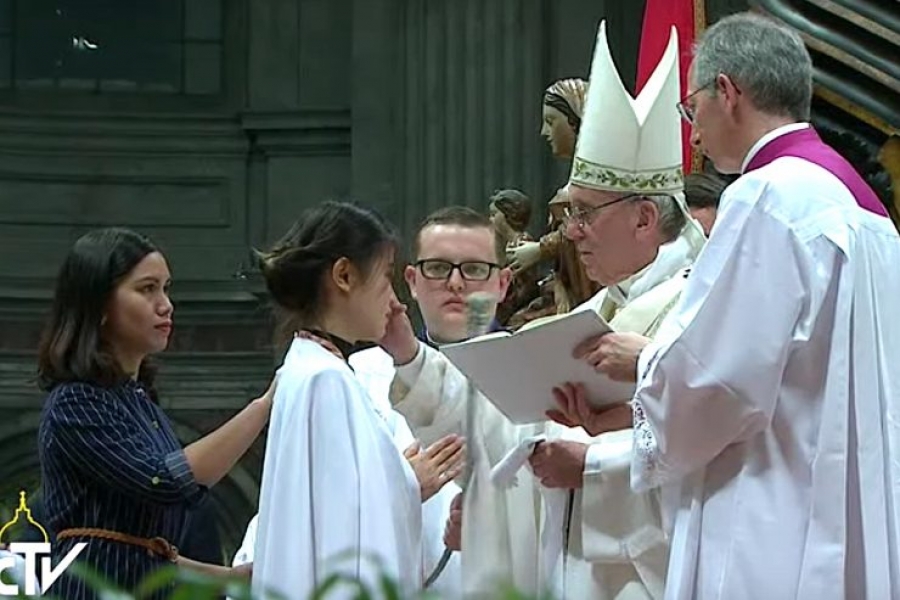 El Santo Padre bautiza a 11 personas en la Vigilia Pascual