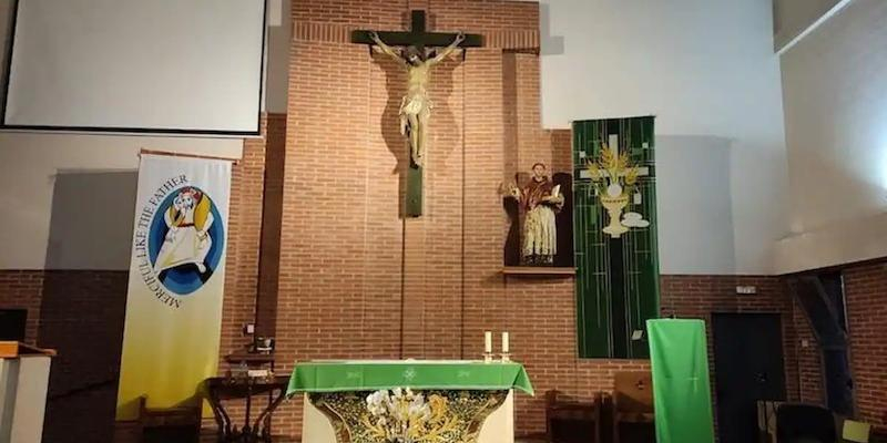 Óscar García Aguado administra el sacramento de la Confirmación en María Reina y San Buenaventura